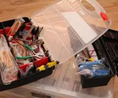 Korpusinių baldų montuotojas baldų parduotuvėje